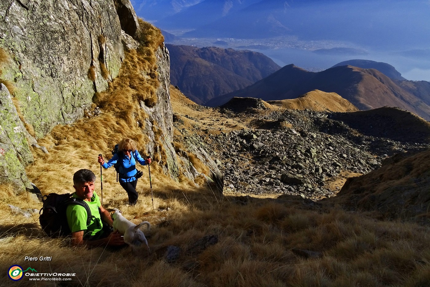 48 Salendo il ripido canalino erboso-roccioso.JPG -                                